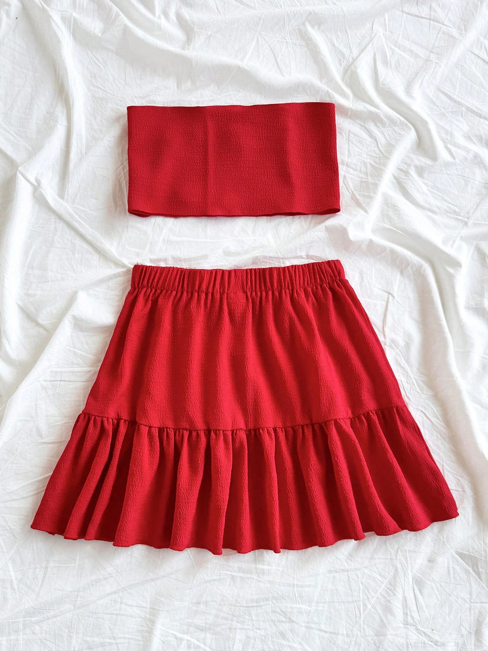 Conjunto Rojo Bandeau Micro Y Falda Mini Bohemia Con Volante vista frontal.
