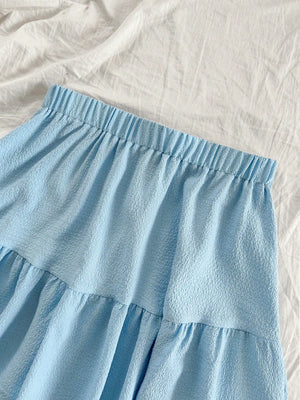 Conjunto Azul Bandeau Micro Y Falda Mini Bohemia Con Volante detalle nudo frontal.