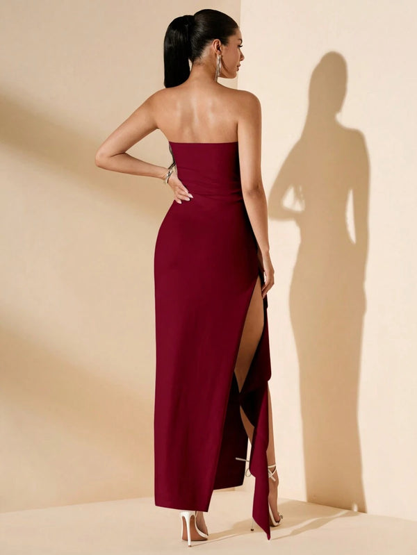 Primer plano de un vestido de noche elegante sin tirantes con detalle drapeado en el busto.