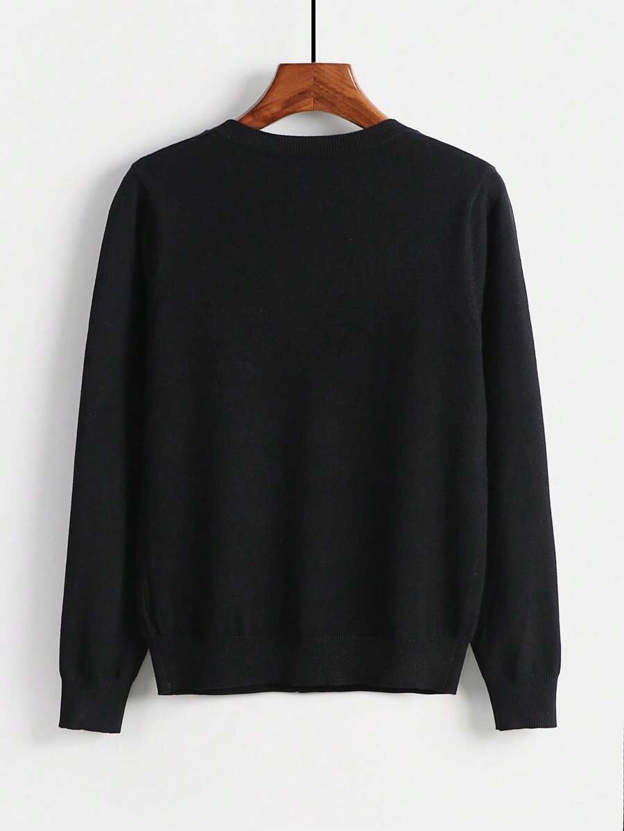 Cardigan negro básico con botones frontales y manga larga.