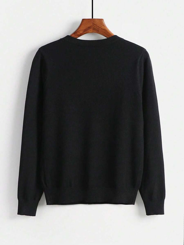 Vista trasera del cardigan negro básico de ajuste regular.