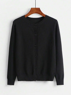 Cardigan negro básico con botones frontales y manga larga.