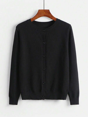 Cardigan negro básico con botones frontales y manga larga.