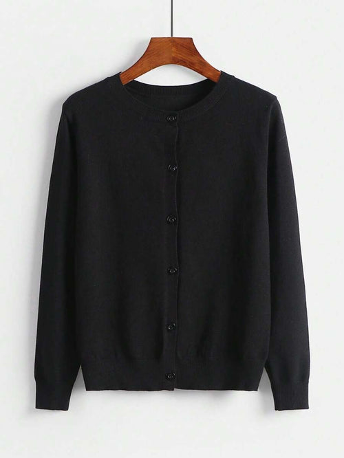 Cardigan negro básico con botones frontales y manga larga.