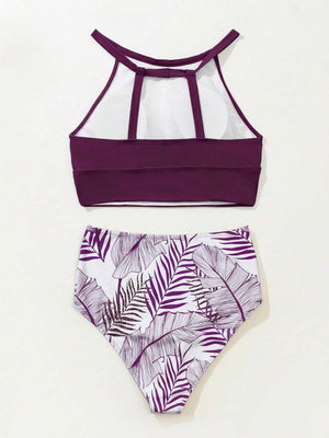 Detalle del top deportivo color morado del bikini de cuello alto.