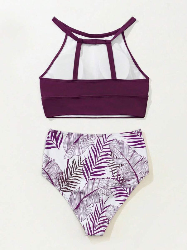 Detalle del top deportivo color morado del bikini de cuello alto.