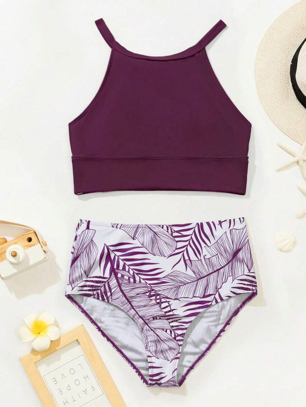 Primer plano de la braguita de bikini de talle alto mostrando el diseño de hojas tropicales en color morado.