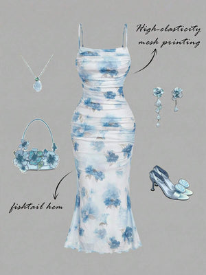Vista de cerca del torso de una mujer usando un vestido de tirantes celeste fruncido con flores azules.