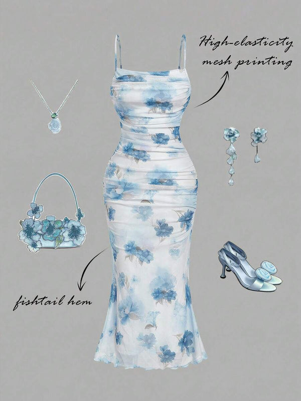 Vista de cerca del torso de una mujer usando un vestido de tirantes celeste fruncido con flores azules.