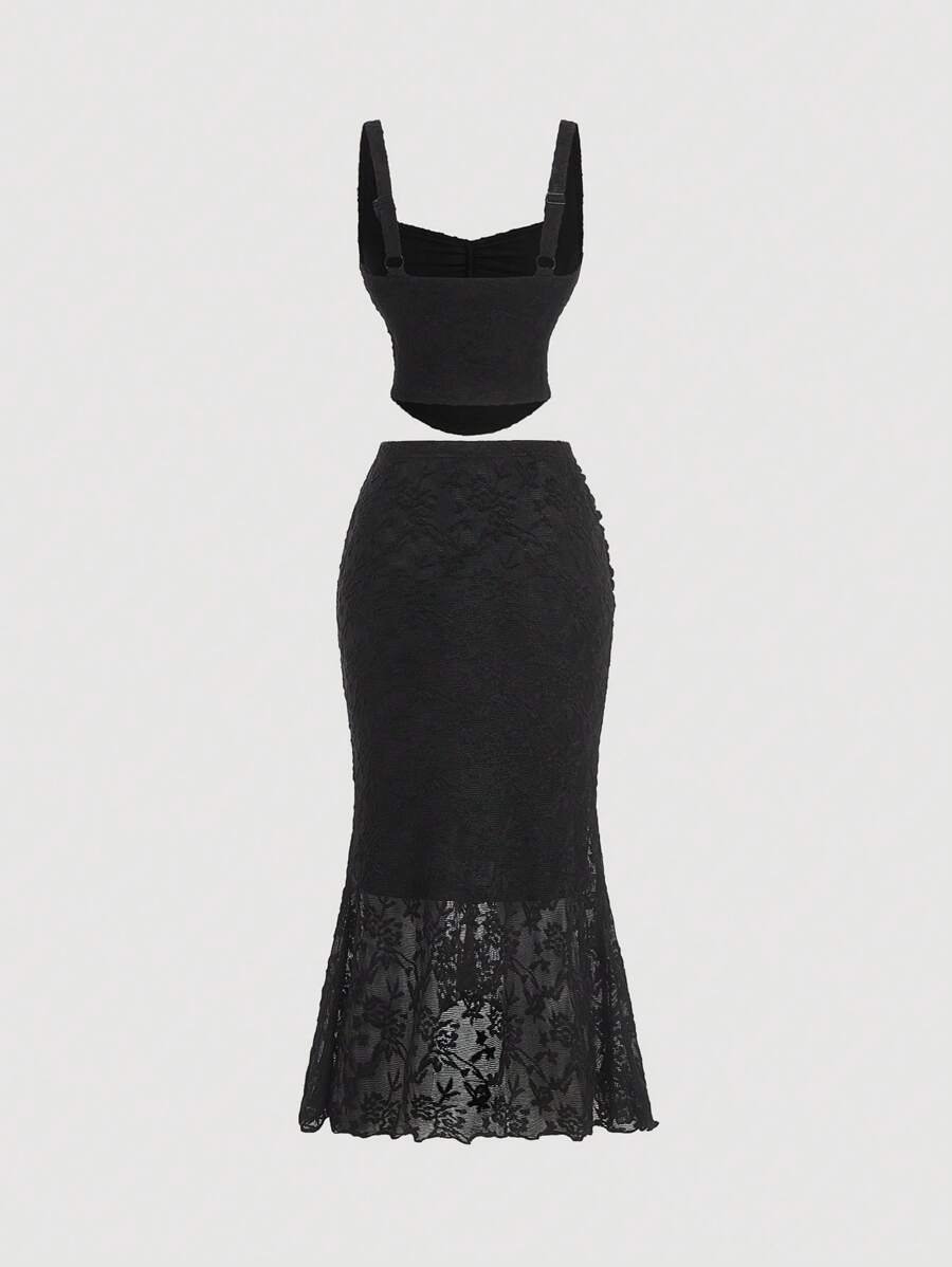 Set elegante negro con encaje y frunces visto desde el frente