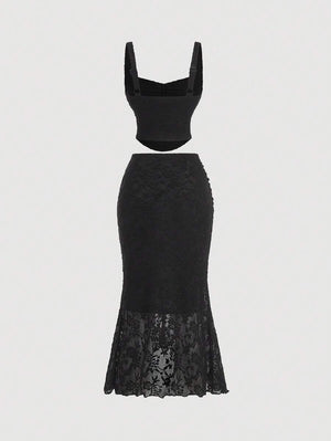 Set elegante negro con encaje y frunces visto desde atrás
