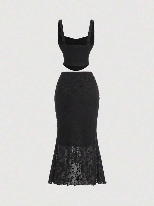 Set elegante negro con encaje y frunces visto desde atrás