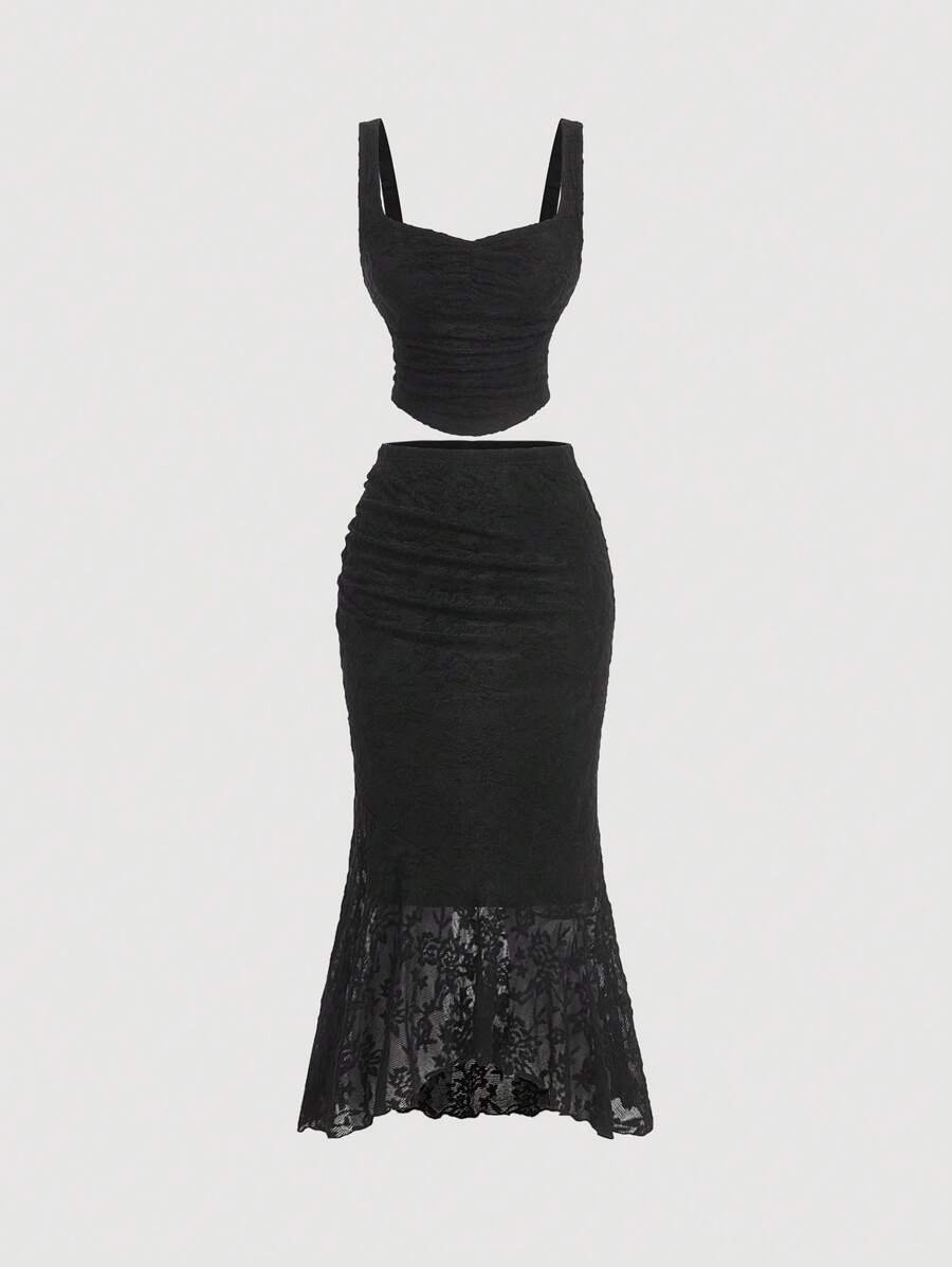Set elegante negro con encaje y frunces visto desde el frente