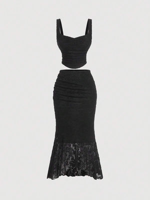 Set elegante negro con encaje y frunces visto desde el frente