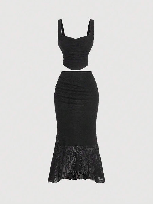 Set elegante negro con encaje y frunces visto desde el frente