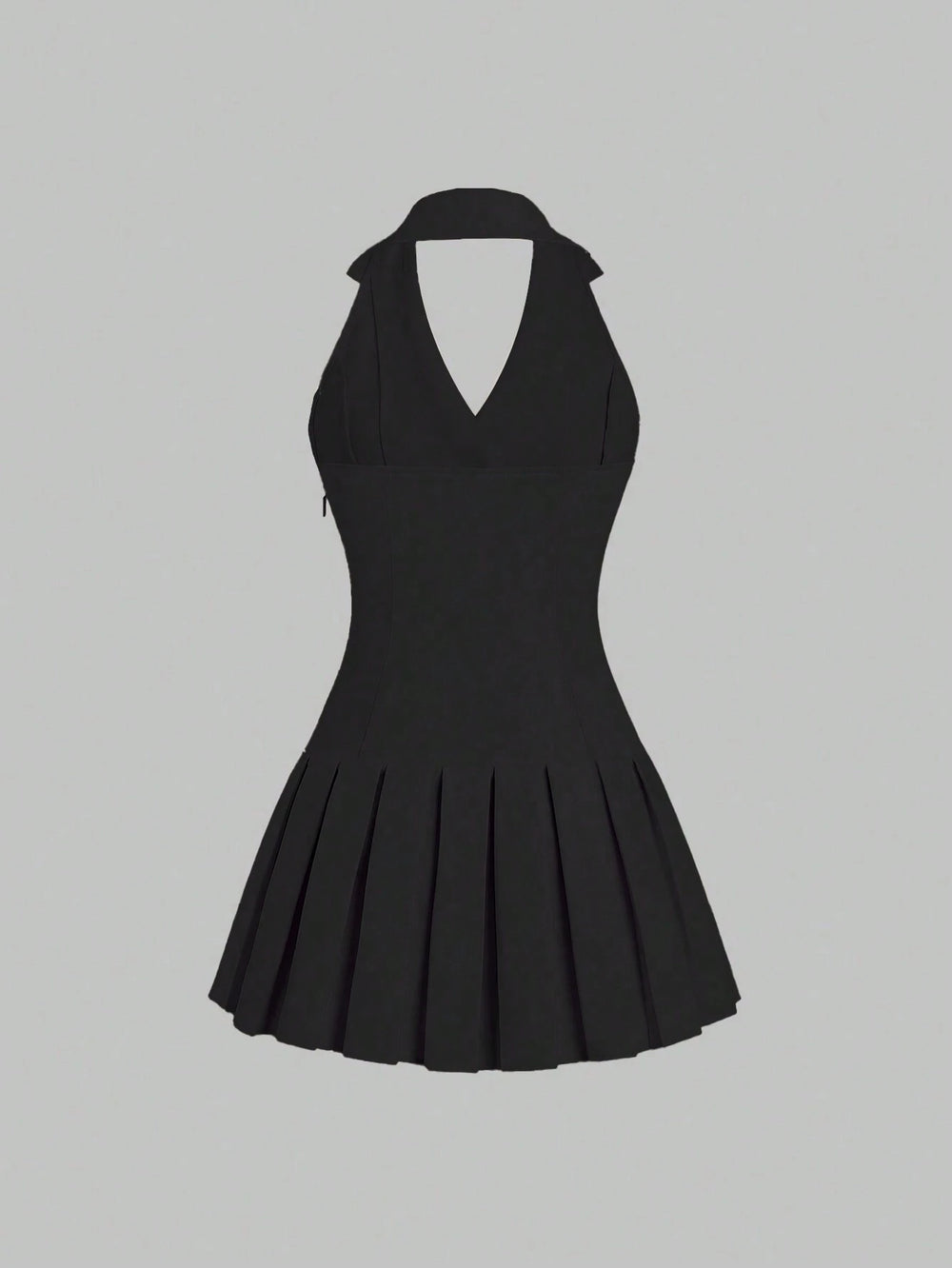 Vista frontal de vestido corto negro con solapa y plisado sobre fondo neutro.