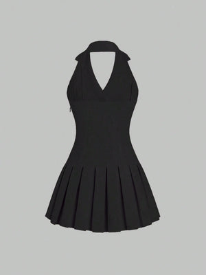 Vista trasera de vestido corto negro con solapa y plisado mostrando espalda al aire.