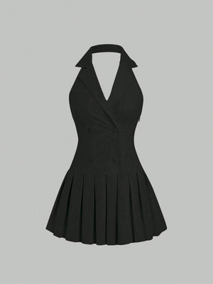 Vista frontal de vestido corto negro con solapa y plisado sobre fondo neutro.