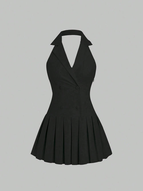 Vista frontal de vestido corto negro con solapa y plisado sobre fondo neutro.