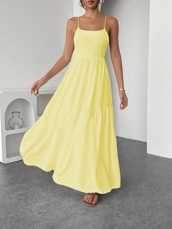 Vestido de verano amarillo pastel con diseño de cintura alta y bajo con volantes.