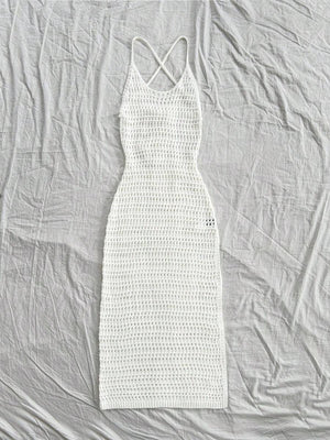 Conjunto de playa con vestido tejido blanco, sombrero de paja y sandalias de plataforma.