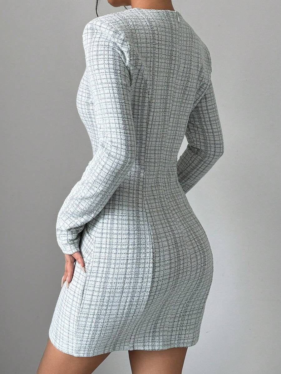Modelo usando vestido elegante blanco con botones dorados al frente.