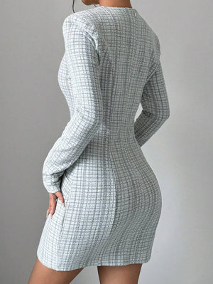 Vista trasera del vestido elegante blanco mostrando ajuste perfecto.