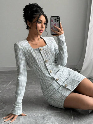 Modelo sentada luciendo el vestido elegante blanco de manga larga.