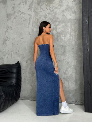Primer plano del corsé de un vestido de mezclilla azul sin tirantes.