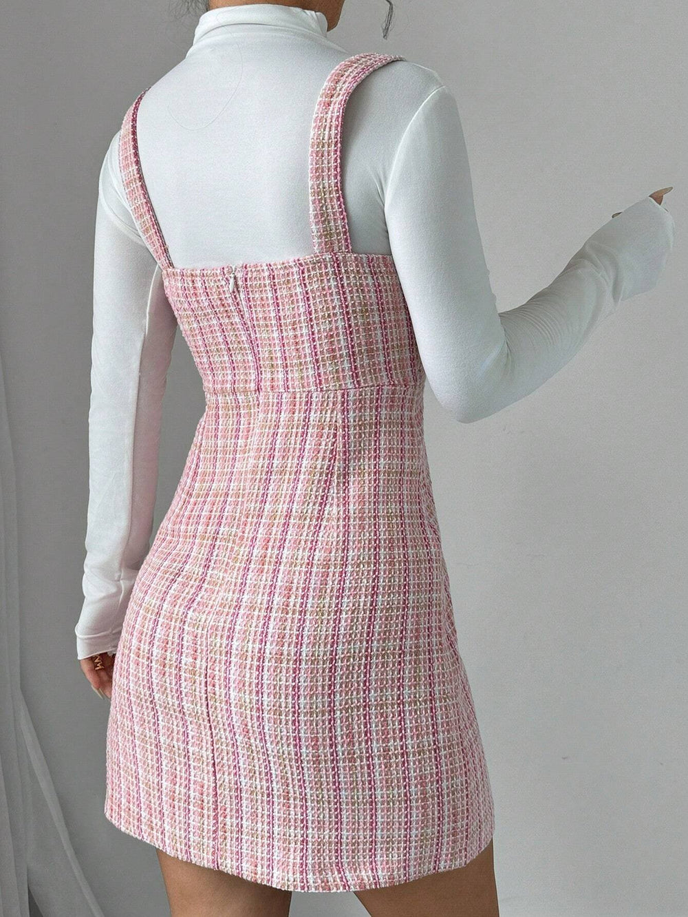 Imagen del frente del vestido rosa casual, mostrando el diseño tipo pichi con tirantas.