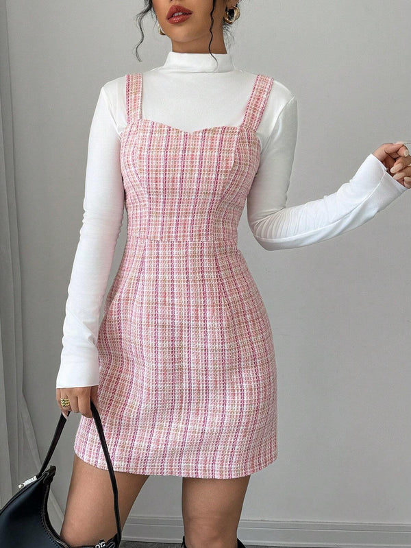 Vista lateral del vestido rosa con tirantas, resaltando el corte mini y estampado a cuadros.