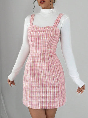 Imagen mostrando el detalle del estampado a cuadros del vestido rosa casual.
