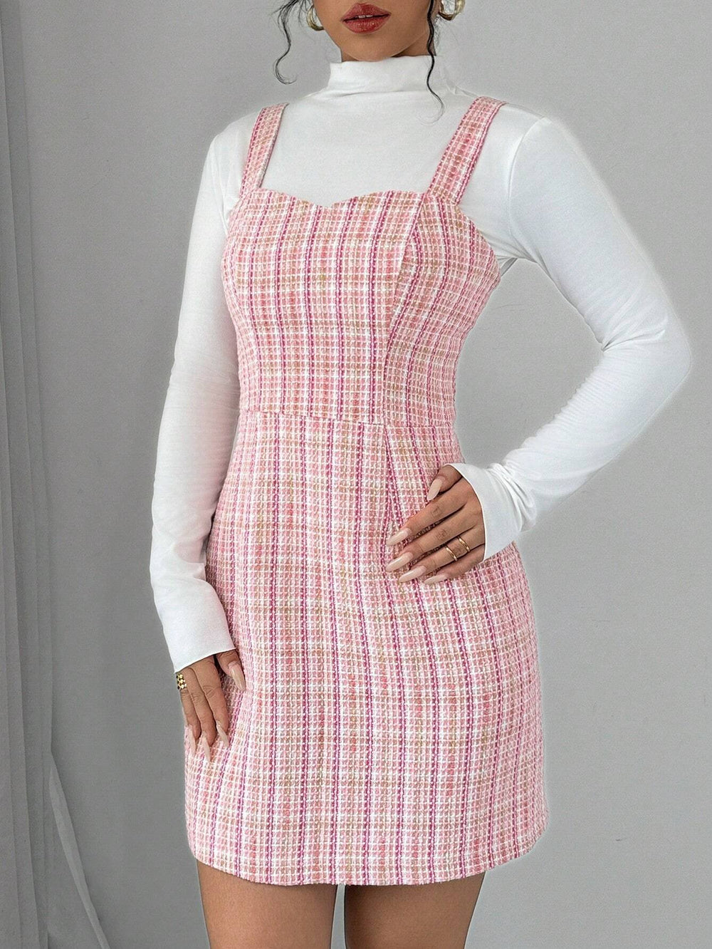 Imagen del frente del vestido rosa casual, mostrando el diseño tipo pichi con tirantas.