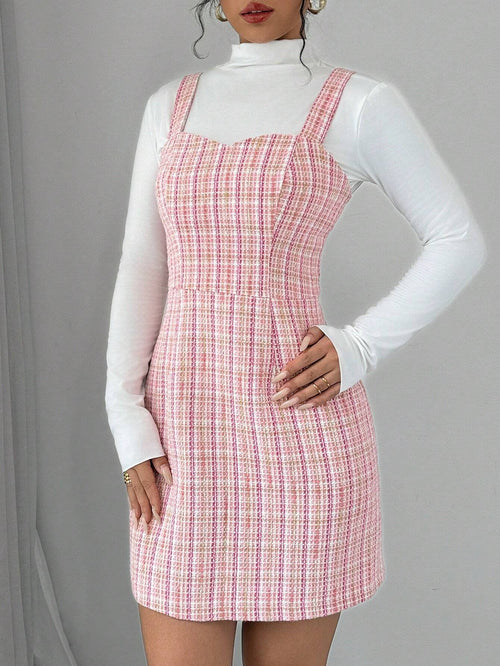 Imagen del frente del vestido rosa casual, mostrando el diseño tipo pichi con tirantas.