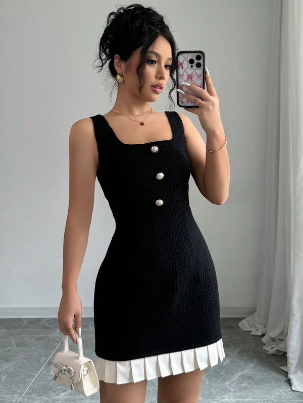 Vista lateral del vestido mini negro con botones decorativos.