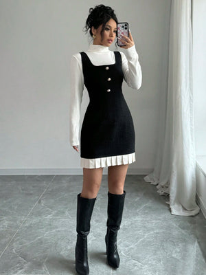Mujer con vestido mini negro con botones frontales y bajo plisado blanco.