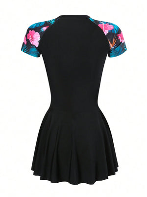 Detalle del Vestido De Baño Negro Con Falda Y Cremallera Frontal Tropical.
