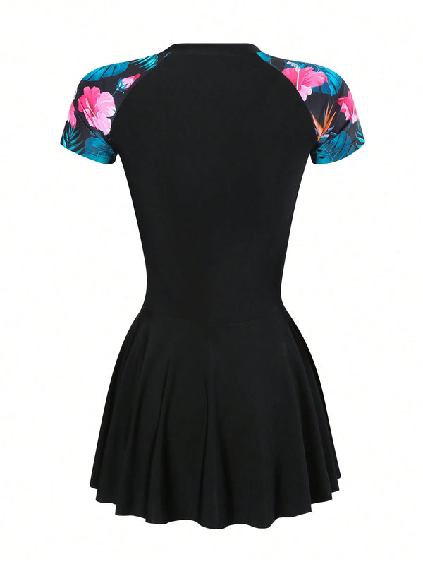 Detalle del Vestido De Baño Negro Con Falda Y Cremallera Frontal Tropical.
