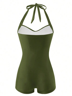 Detalle de la parte inferior estilo short de un traje de baño entero verde olivo con fruncido en el abdomen.