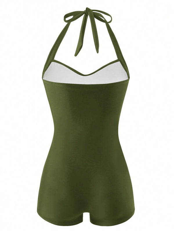 Detalle de la parte inferior estilo short de un traje de baño entero verde olivo con fruncido en el abdomen.