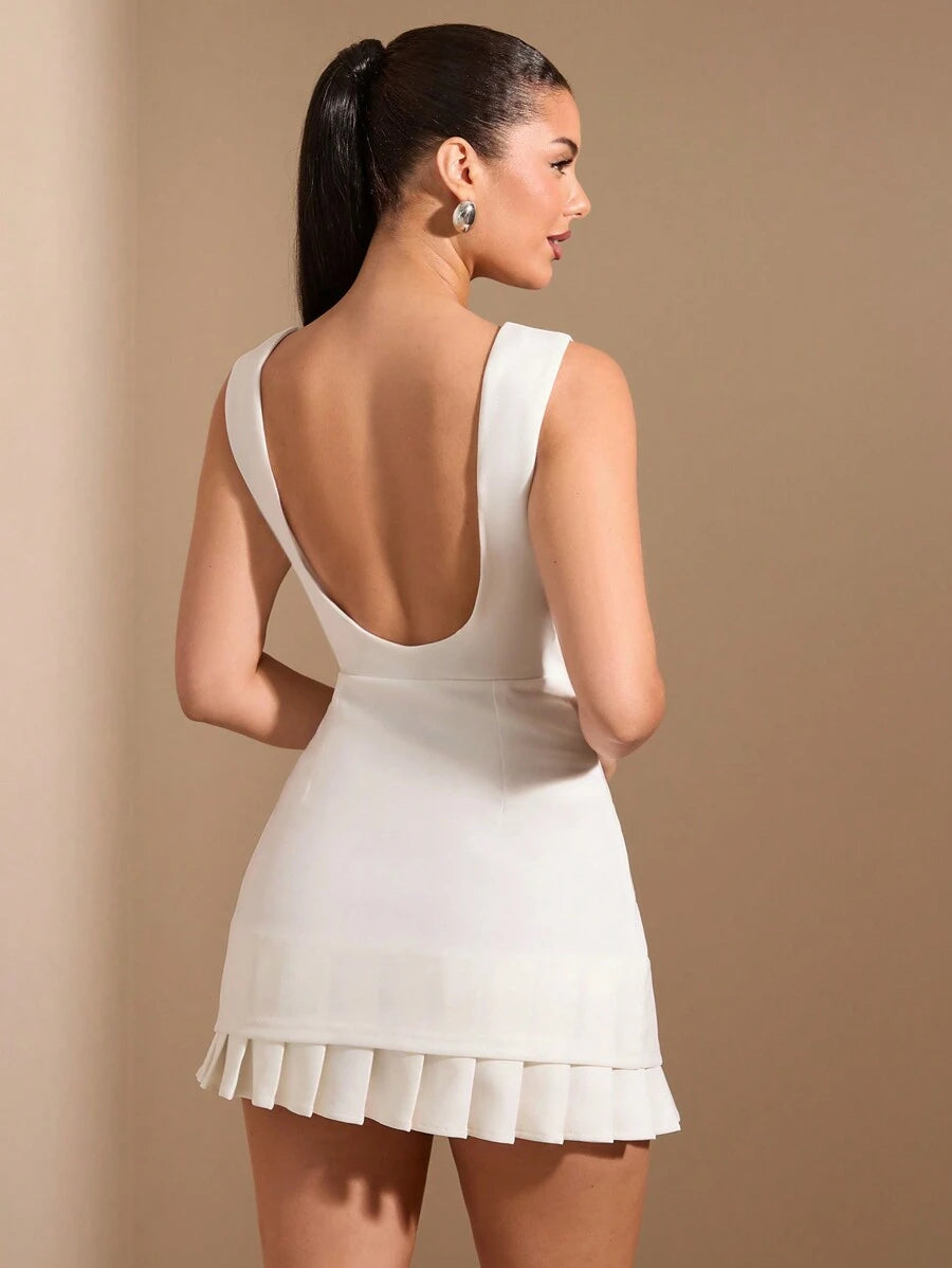 Mujer elegante posando de cuerpo completo con un vestido blanco corto sin mangas y bajo plisado.