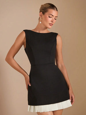 Vestido Negro Corto Con Bajo Plisado Contraste