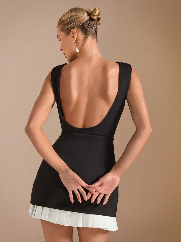 Vestido Negro Corto Con Bajo Plisado Contraste