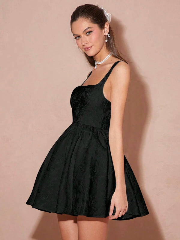 Vestido negro corto con escote cuadrado y estilo elegante