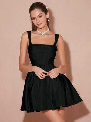 Vestido elegante negro corto con escote cuadrado vista frontal