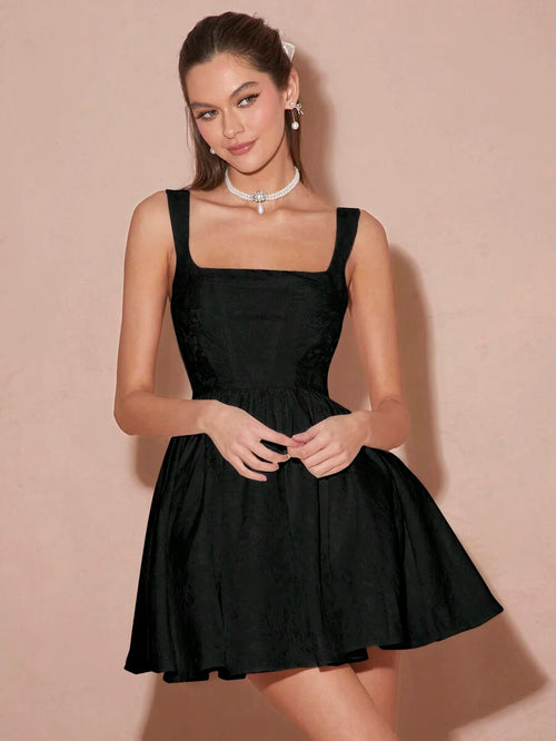 Vestido elegante negro corto con escote cuadrado vista frontal