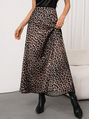 Detalle de caída y diseño de falda elegante leopardo.