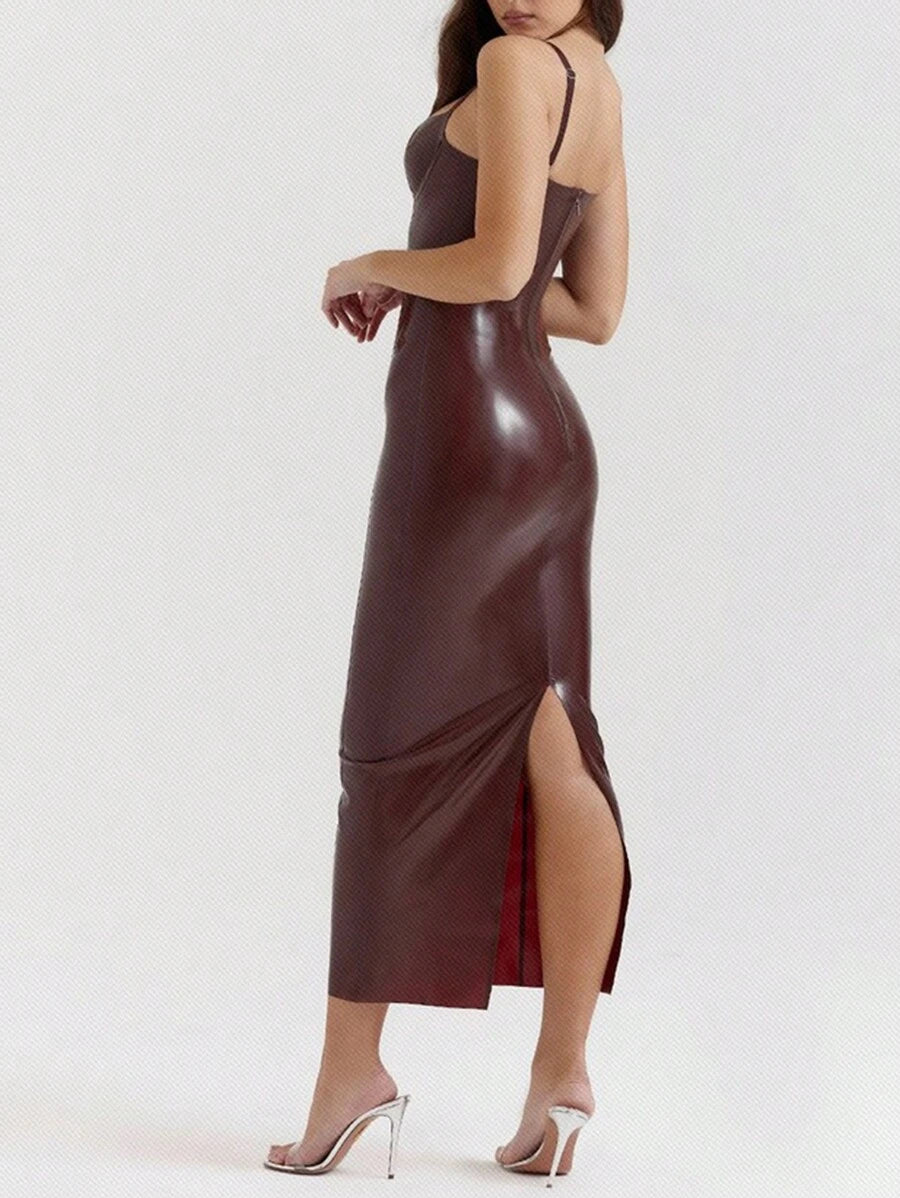 Imagen frontal del vestido de fiesta café integral con efecto piel y tirantes finos