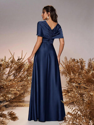 Vista frontal de un vestido de gala en satín azul marino con detalle de manga tipo capa.