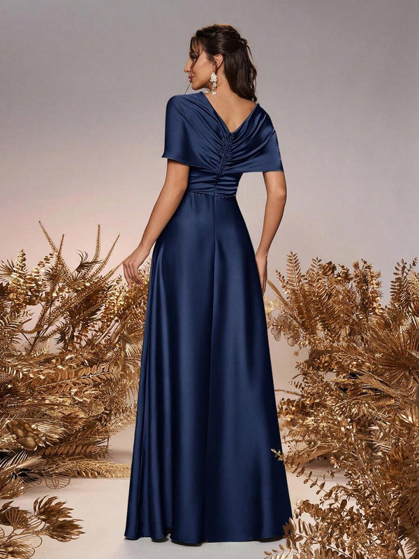 Vista frontal de un vestido de gala en satín azul marino con detalle de manga tipo capa.